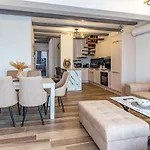 4 Bedroom Lovely In Appartement *