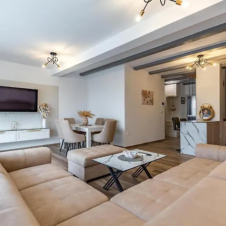 4 Bedroom Lovely In Medulin