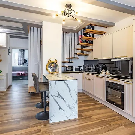 Διαμέρισμα 4 Bedroom Lovely In