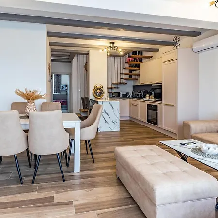 4 Bedroom Lovely In Διαμέρισμα *