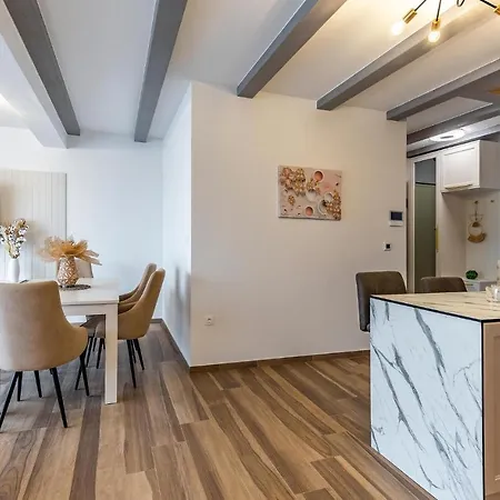 4 Bedroom Lovely In Διαμέρισμα Μεντουλίν