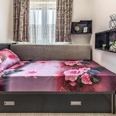 Διαμέρισμα 4 Bedroom Lovely In