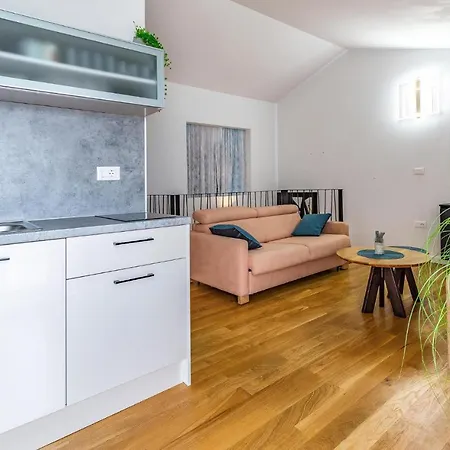 Διαμέρισμα 4 Bedroom Lovely In