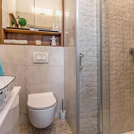 Διαμέρισμα 4 Bedroom Lovely In *